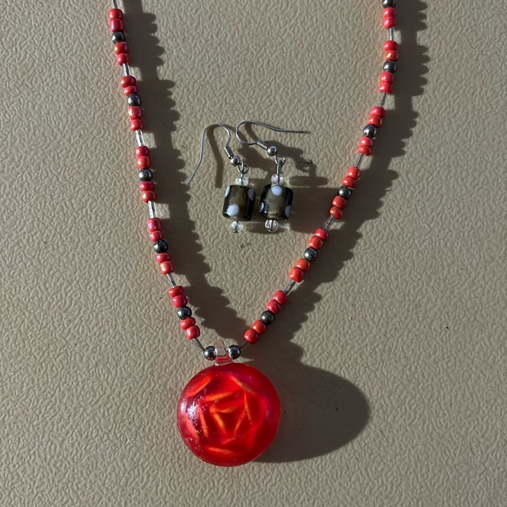 Red Glass Rose Beaded Necklace Set - Picture 2 of 3
